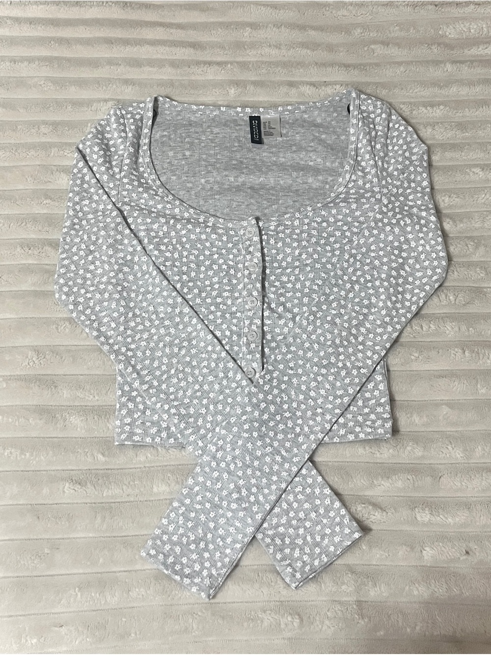 H&M Light Gray Floral Button-Up Crop Top
